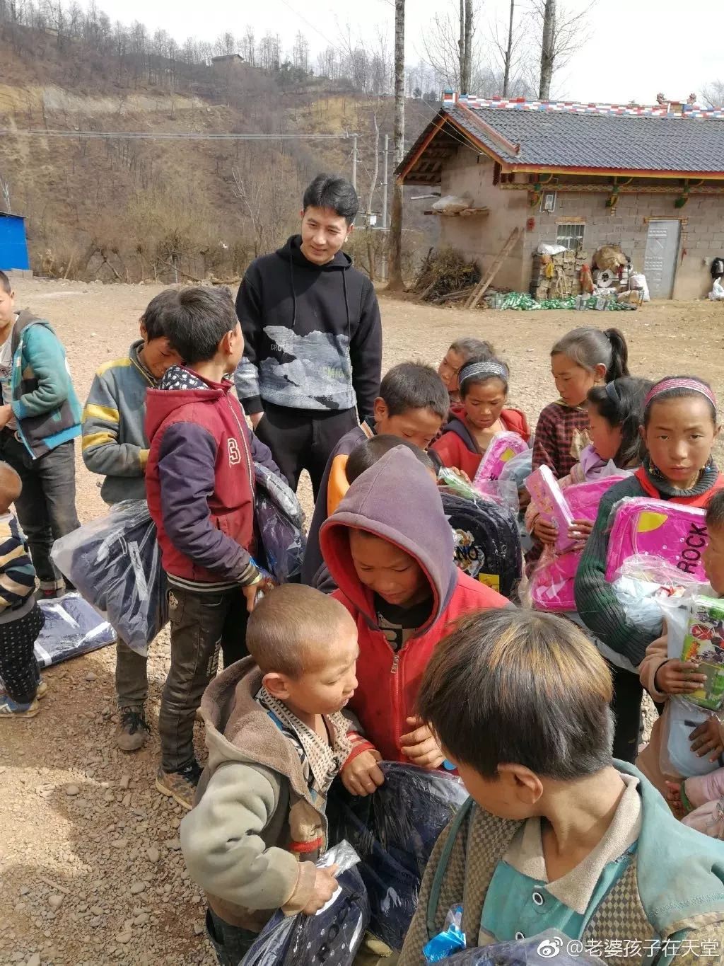 『暖先生格调』邓超孙俪捐款30万后，被上万网友谩骂：孩子，永远不要因为几颗“老鼠屎”，放弃善良