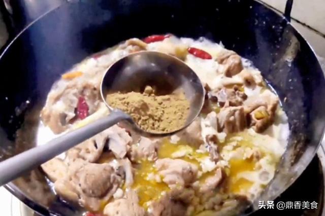 做黄焖羊肉时，焯水还是直接爆炒，方法正确，做出来比炖羊肉还香