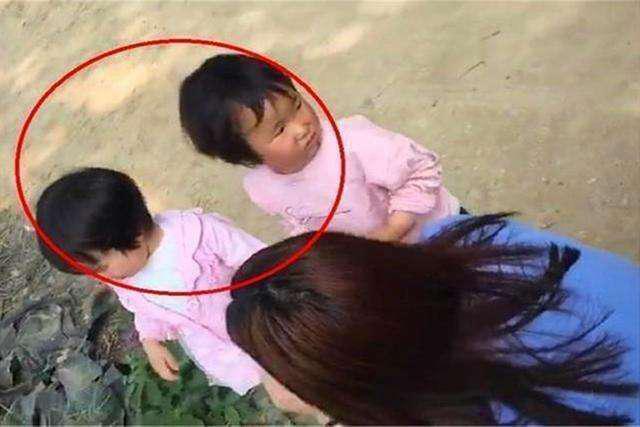 超级宝妈■双胞胎女儿被妈妈和奶奶分开带，一年后差距明显，网友：正常