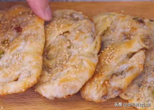 用手抓饼分享一款早餐锅盔，酥脆咸香，简单营养，吃一次念念不忘