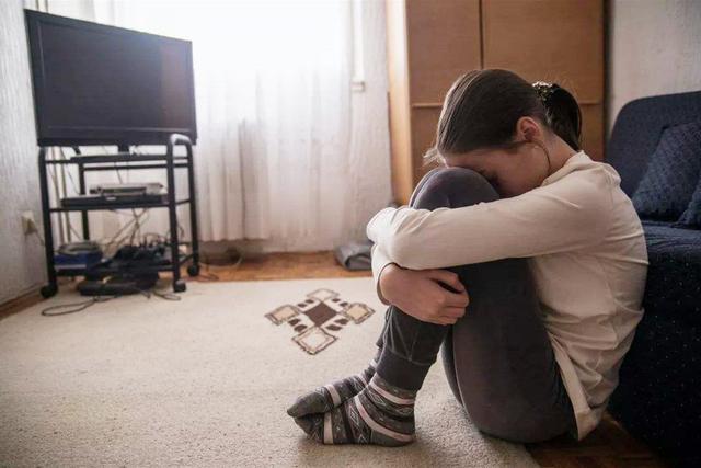 「天使宝贝」女孩肚子痛还干呕，被发现后拒绝到医院，表示肚子里是“宝贝”
