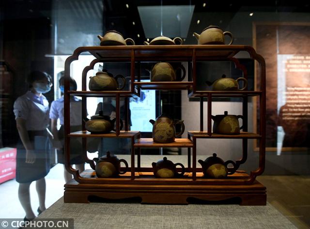 2020年8月10日,来自广西钦州的坭兴陶大师刘俭展示陶艺雕刻技术.