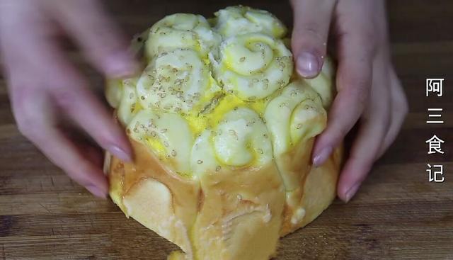 面粉里加2个鸡蛋，学会这样做，柔软拉丝，太香了，出锅瞬间抢光