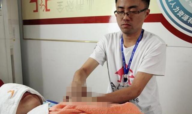 酷乐之家|年轻宝妈们体验男性催乳师后的想法:亏大了