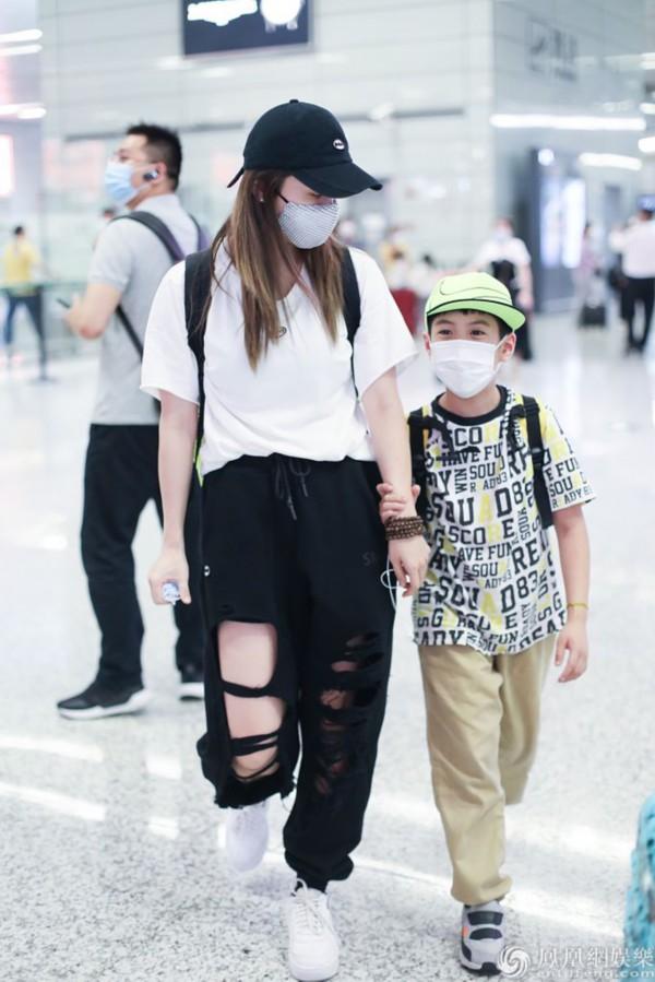 刘芸牵儿子现身机场 Jagger帮妈妈推行李乖巧可爱|电影工厂