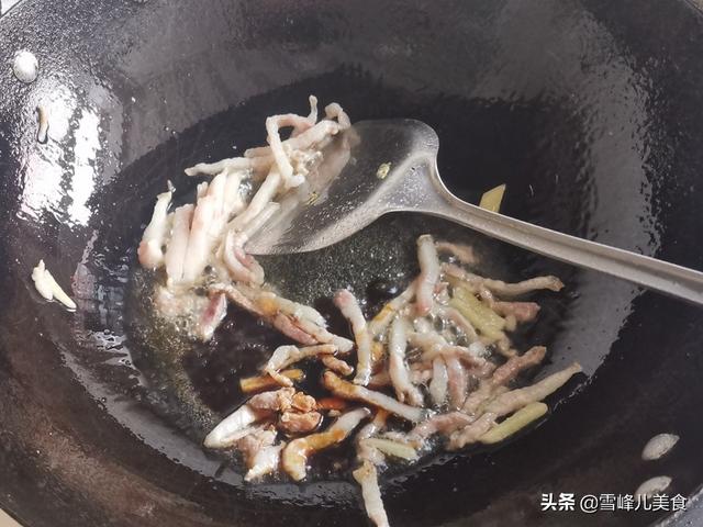 此菜简单炒炒5分钟就搞定，营养好味道鲜，冬天贵点也要常吃