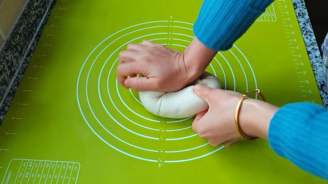 咸香松软，早餐配牛奶鸡蛋；晚餐配小菜和粥，简单好吃还不缺营养