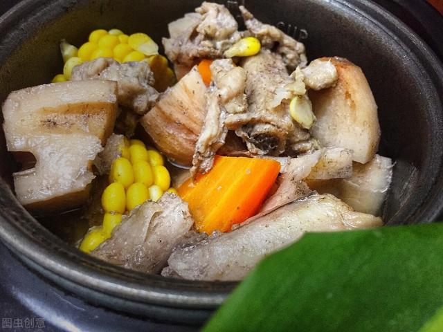 炖排骨汤时，直接炖和焯水都不对，这才是正确做法，营养不流失