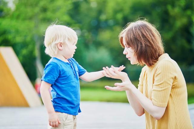「超级宝妈」孩子看见妈妈,瞬间变成“小作精”?发飙抓狂前,先了解下原因吧