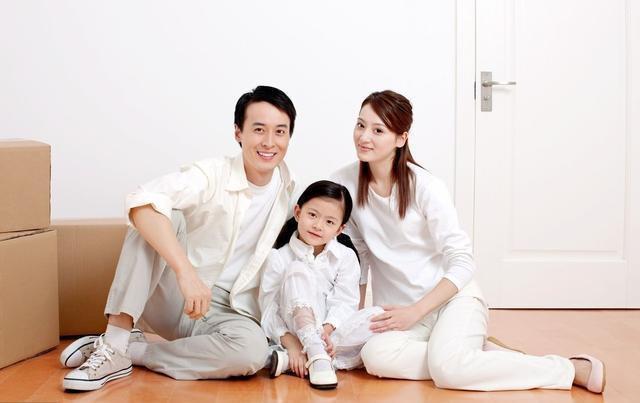 你的育儿经▲四岁女孩的头被椅子卡住了，她最后的“神操作”，消防员不淡定了