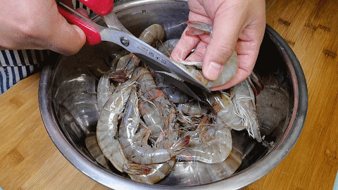 大虾不要只水煮，家常版油焖大虾，做法超简单，虾壳都舍不得剩