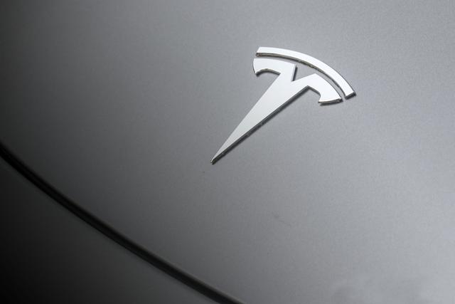 特斯拉改色电光钛灰，model2的发布，3是时候成熟