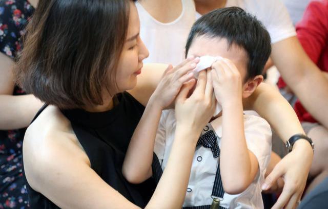 超级宝妈▲孩子一哭闹父母就要抱？心理科学实验给你答案，选错可能伤娃一生