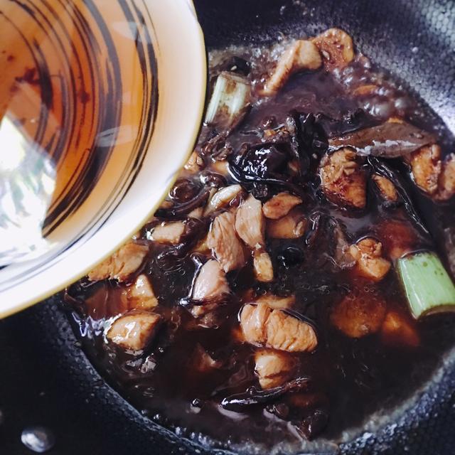 自制红烧鸡块，堪称简易版的小鸡炖蘑菇，味道很好，全家都爱吃