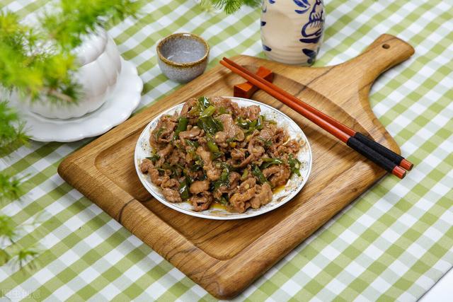 无论炒什么肉，不要只会放淀粉，牢记2个技巧，炒肉鲜嫩又入味