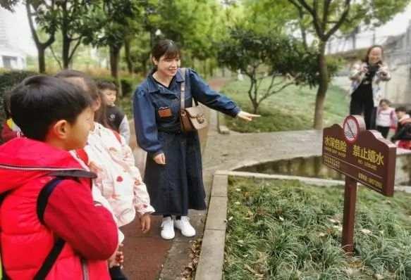孩子|遇见春天的童话！春游路上，桃源学前教育集团的小伢儿遇到了…