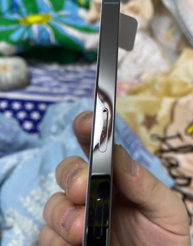 官网买的iPhone 12Pro Max两处瑕疵，发微博后