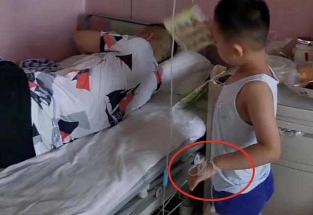 “最懒奶爸”陪娃输液，独自“霸占”病床睡觉，儿子站在一旁傻眼