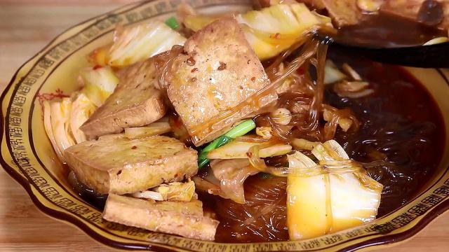 白菜猪肉炖粉条，好多人第一步就错了，难怪不好吃，看大厨教你做