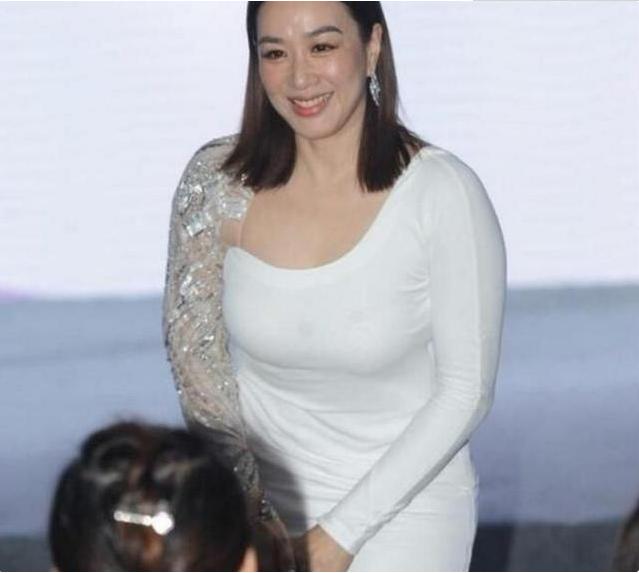 『超级宝妈』 “少女胯”与“妇女胯”什么区别，看生3个女儿的钟丽缇就知晓