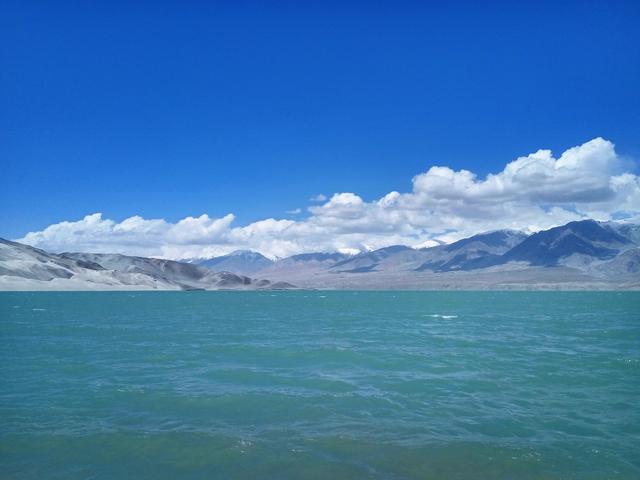 【旅行百事通】中国最霸道县城：与三个国家接壤，邻国游客在中国国门前争先合影