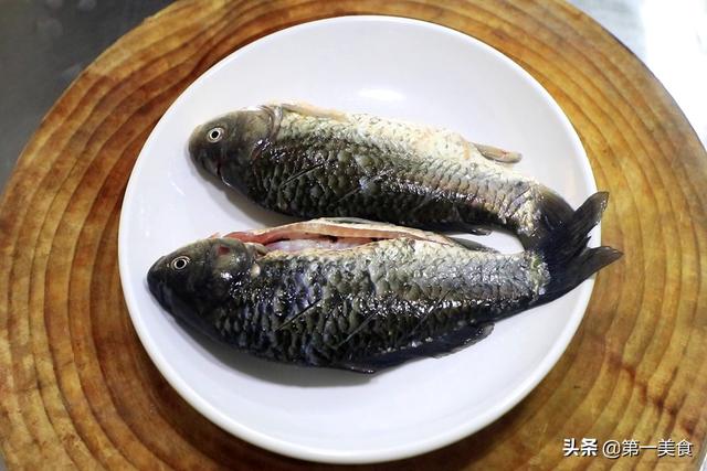 吃天下：月子必备的下奶神器——鲫鱼豆腐汤，再也不用为孩子吃不饱而烦恼