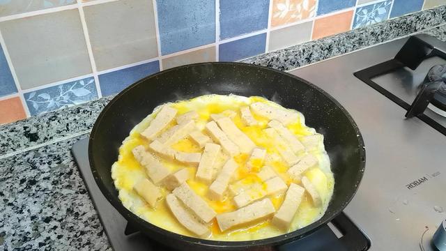 西红柿+冻豆腐这样做，酸香可口，特别下饭，不光好吃还能减肥