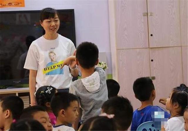 幸福的灯火|幼儿园“小学化”无异于在揠苗助长？娃上二年级后，隐患逐渐显现