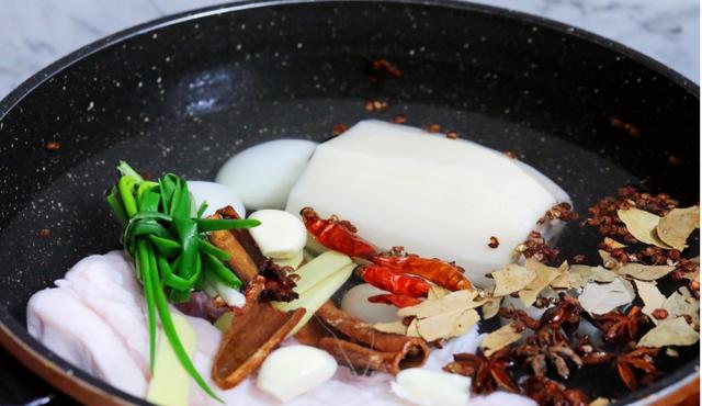 下酒菜的首选，自己做的卤味，比外面的新鲜卫生，还有料