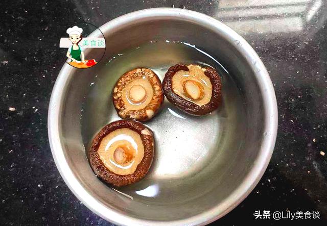 特别适合冬天吃的一道蒸菜，蒸一蒸就好，鲜香美味，营养还不上火