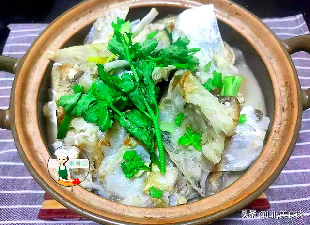 鱼头芋头煲此做法，鲜美滋补，营养高热量足，冷天吃它暖胃又暖身