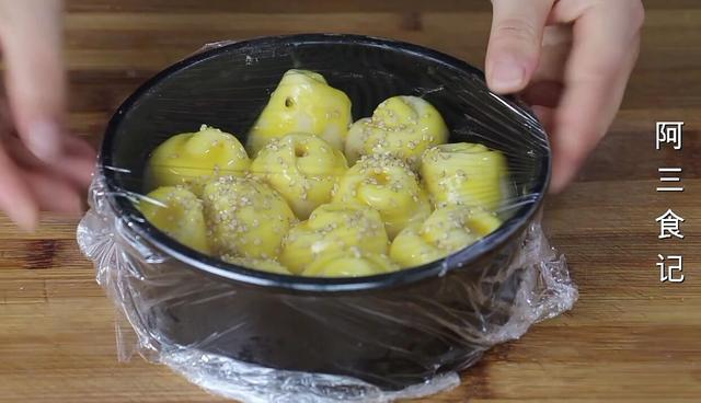 面粉里加2个鸡蛋，学会这样做，柔软拉丝，太香了，出锅瞬间抢光