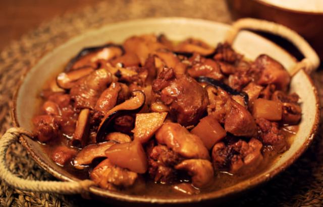 炖鸡肉，直接炖还是先焯水？都不对，掌握3窍门，肉嫩汤鲜还不腥