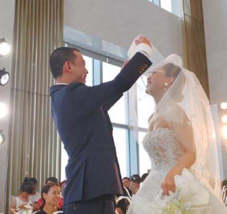 32岁说唱歌手官宣妻子怀孕喜讯，晒与小8岁娇妻贴鼻尖照太甜蜜影视交流地