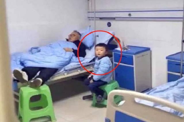 【你的育儿经】最“懒”爷爷火了，陪孙子打点滴却“霸占”病床，孩子表情太好玩