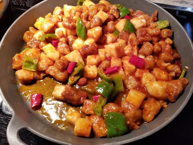 菠萝咕咾豆腐，酸甜家常菜，外酥里嫩超下饭，色香味俱全的家常菜