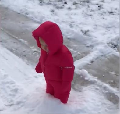 奶奶带娃挖土玩？爸爸称天冷没让娃出去！一招带你解锁带娃新姿势