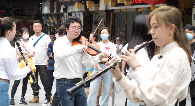 趣旅游@戴老上海礼帽自拍、闻50年前美加净肥皂香味……“五五购物节”来上海豫园“重回屋里厢”