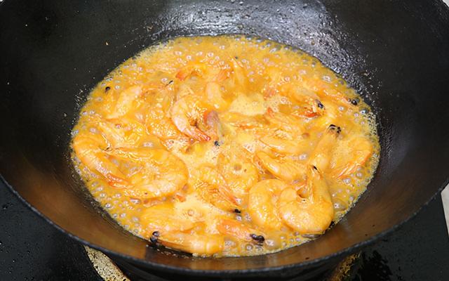 白灼大虾吃腻了，试试这道蒜香茄汁虾，酸甜适口，Q弹入味很好吃