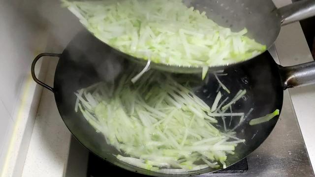 香炸素萝卜丸子这样才最酥脆好吃，不加水不回软，外焦里嫩不油腻