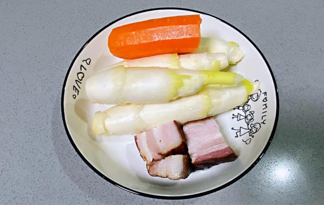 梦的色彩|胡萝卜腊肉炒茭白,颜值控都喜欢,营养全面又健康!