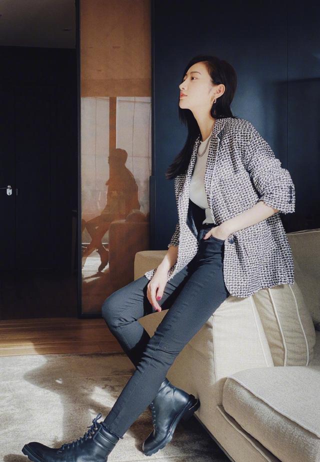 普拉达女王景甜520晒自拍,穿格子西装干练优雅,一头披肩长发更温柔