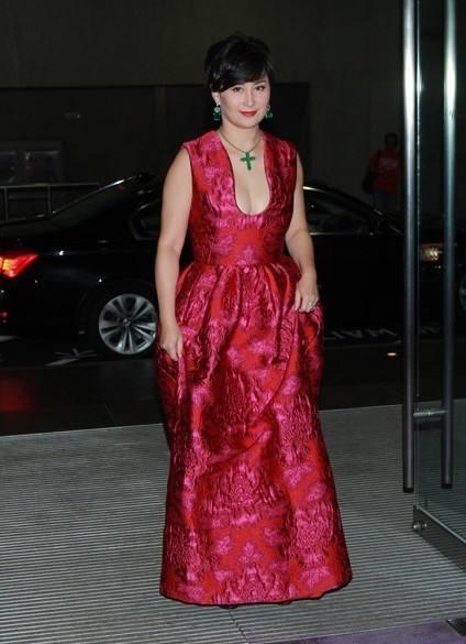 普拉达女王何超琼骨子里就高贵，穿碎花裙挺直腰板，衬得甘比更老一样