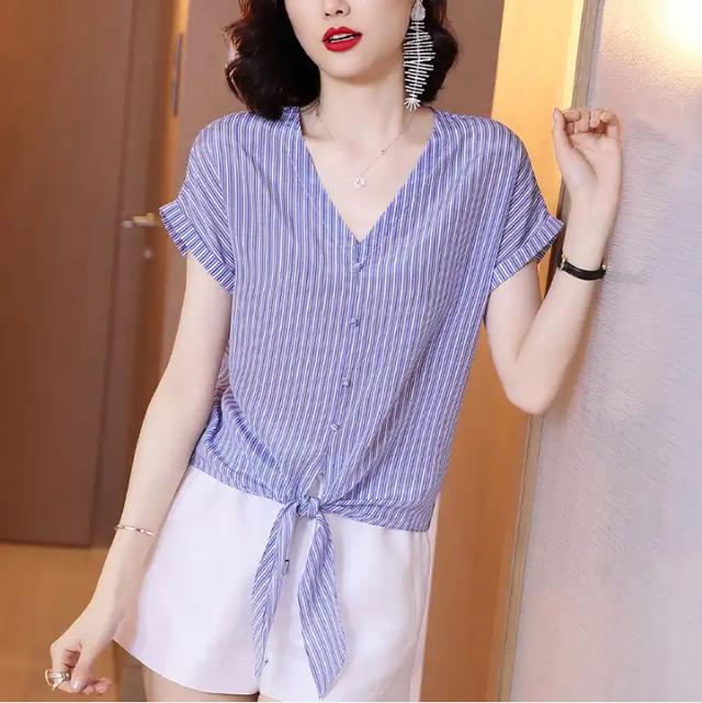 最时尚今夏主流这种“V领衫”搭配牛仔裤，藏肉又时髦，谁穿谁美嫩