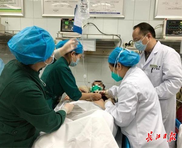 陈先生|10秒判定病情，1分钟完成抢救，医护接力从容完成这场生死营救