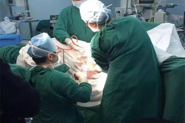 超级宝妈：产妇拒绝男医生“刮毛”，想让丈夫来帮忙，医生：你相信他吗？