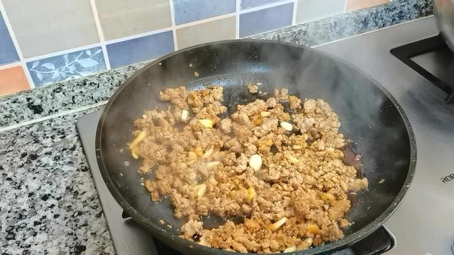 韭菜肉末豆腐羹，松软鲜嫩，真好吃，健脾和胃，老少皆宜的家常菜