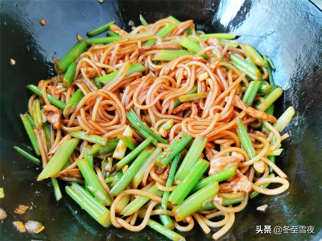 东北家常老菜，芹菜粉的做法，百吃不厌，粉条劲道，芹菜翠绿入味