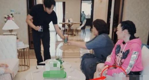 流年不诉|钟丽缇身穿10厘米短裤做客伊能静家，有谁注意秦昊的表情？很真实