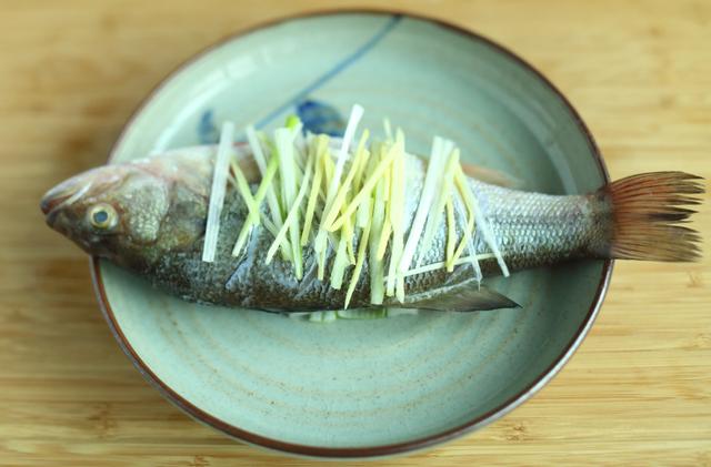 39万赞的清蒸大黄鱼，林更新晒晚餐照，想不想get一个同款